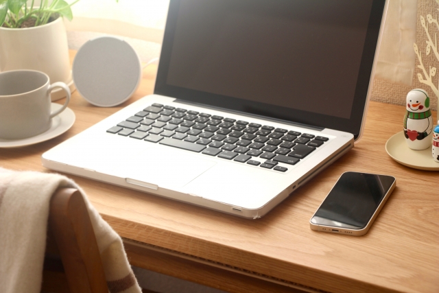 三鷹駅近くのレミントン歯科のHP用素材ノートパソコンとスマートフォン