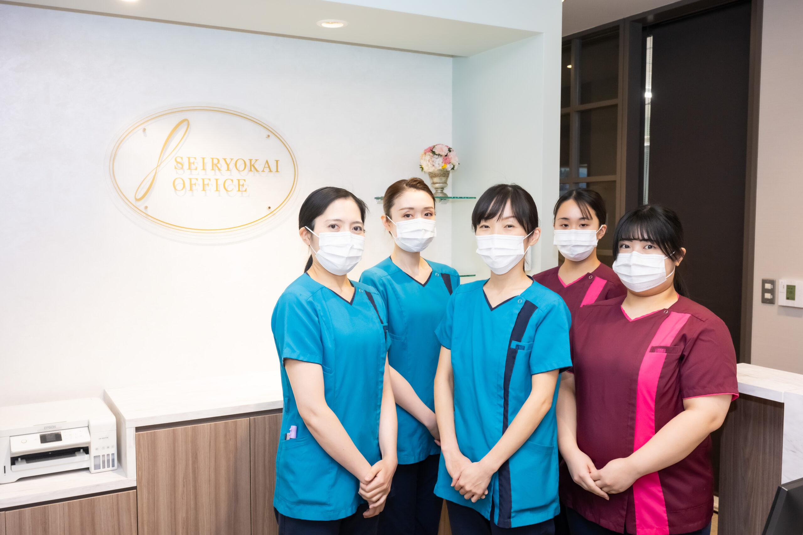 三鷹駅近くのレミントン歯科院内写真とスタッフ