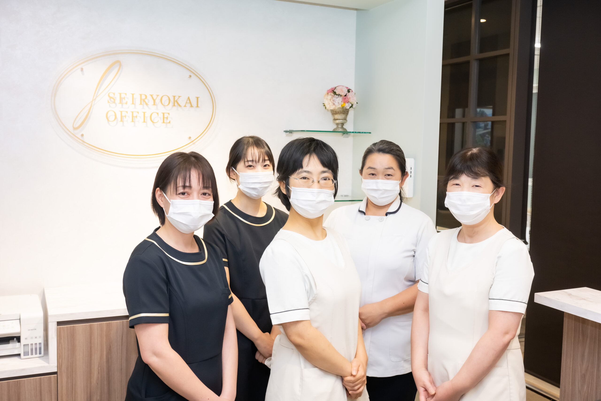 三鷹駅近くのレミントン歯科院内写真とスタッフ