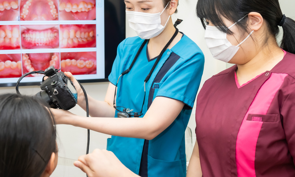 三鷹駅近くのレミントン歯科の診療風景