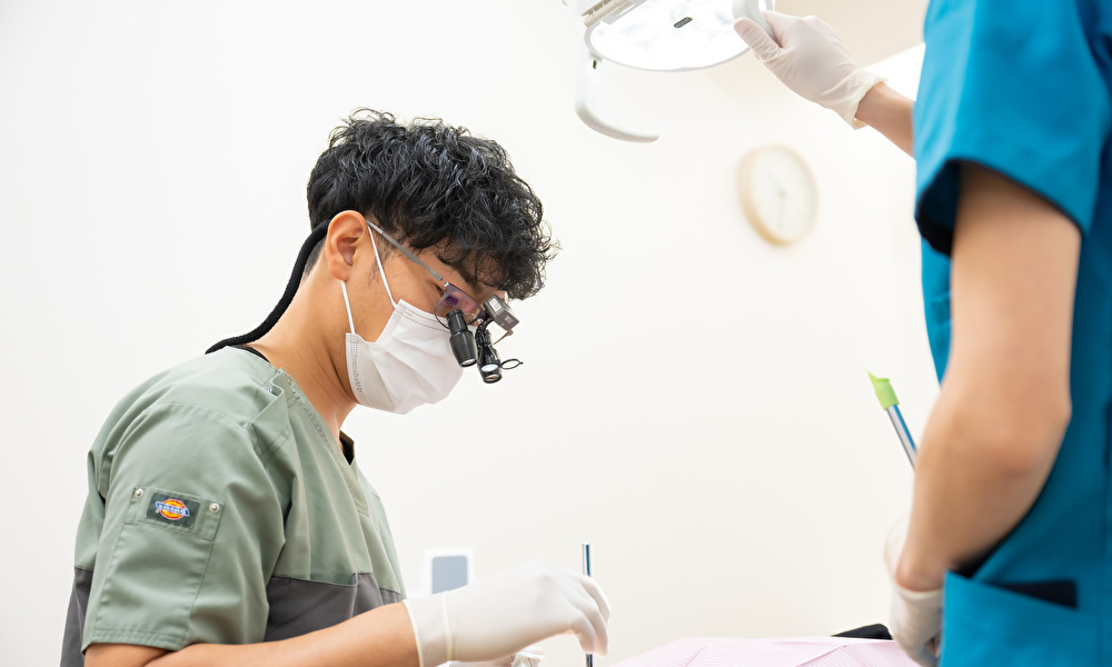 三鷹駅近くのレミントン歯科の診療風景