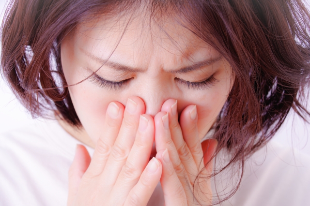 口臭に悩む女性のイメージ