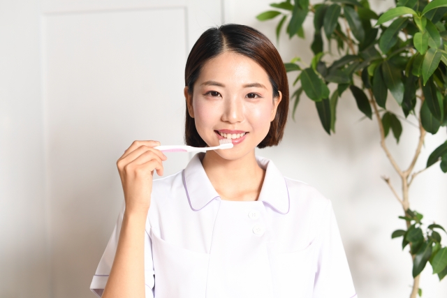 歯磨きをする女性